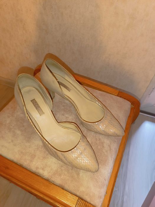 Продаются женские туфли