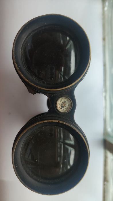 Binoclu vechi cu busolă – „8 Verres” – model militar/marină, piesă de