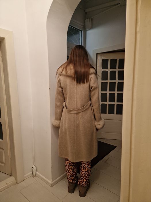palton bej, de calitate foarte buna,cu blanita naturala  l