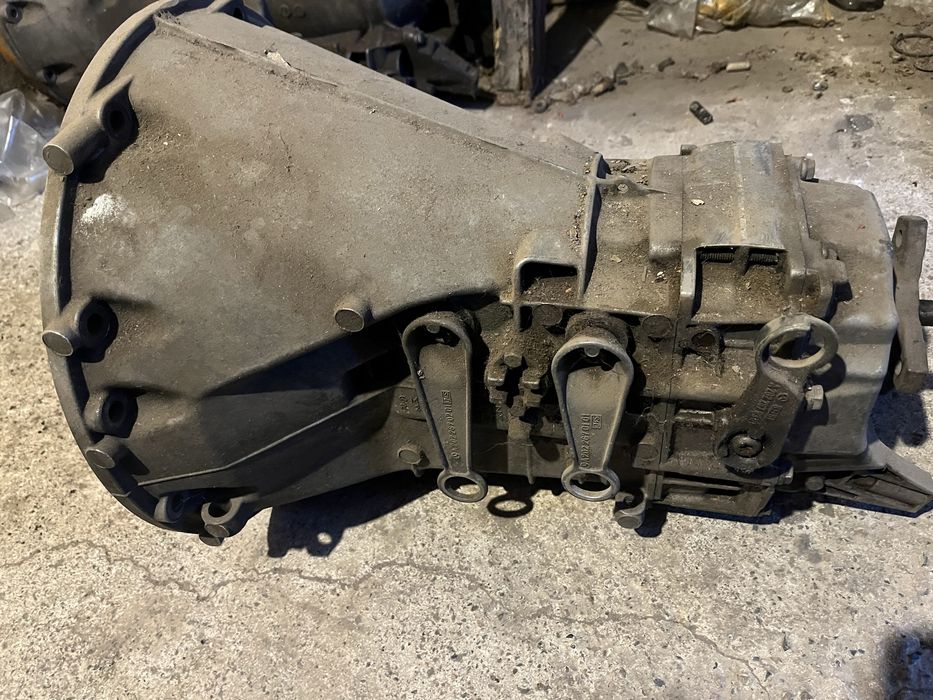 Запчасти на мерседес 2000 года.