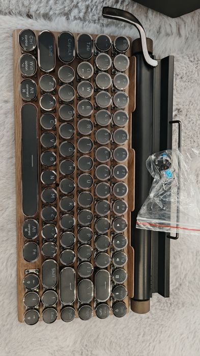 Геймърска клавиатура ретро дизайн