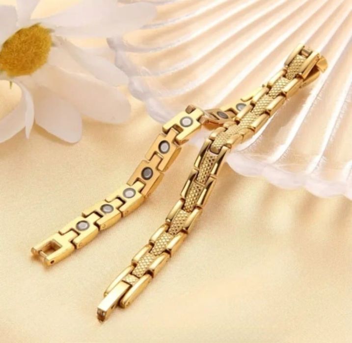 Изящна дамска магнитна гривна от титаниева стомана Меркатор 30 лв.