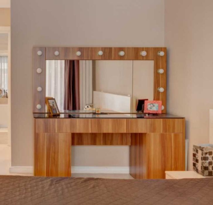 Masa makeup facuta pe comanda