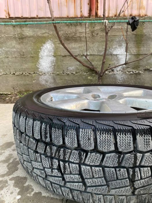 Продам комплект заводских дисков с шинами