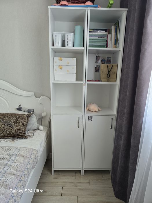 Белый спальный гарнитур с матрасом .