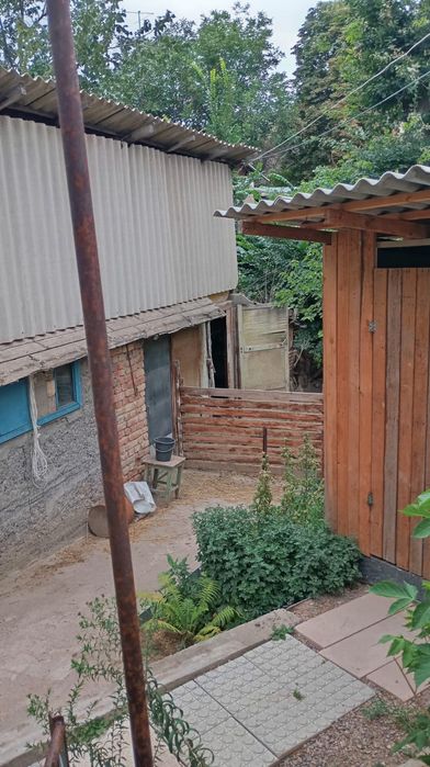 Продам два дома.