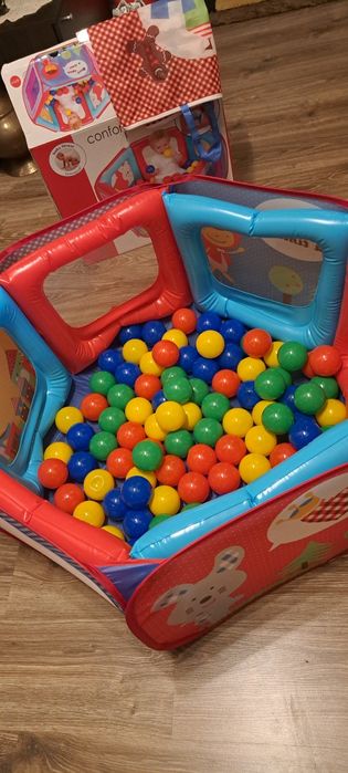 Бебешки неща- сух басейн с топки/музикална гимнастика