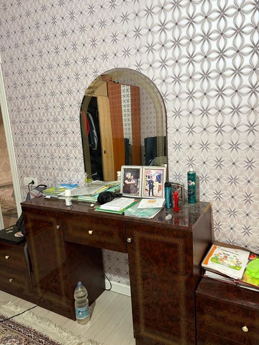 Продадим диван и трюмо