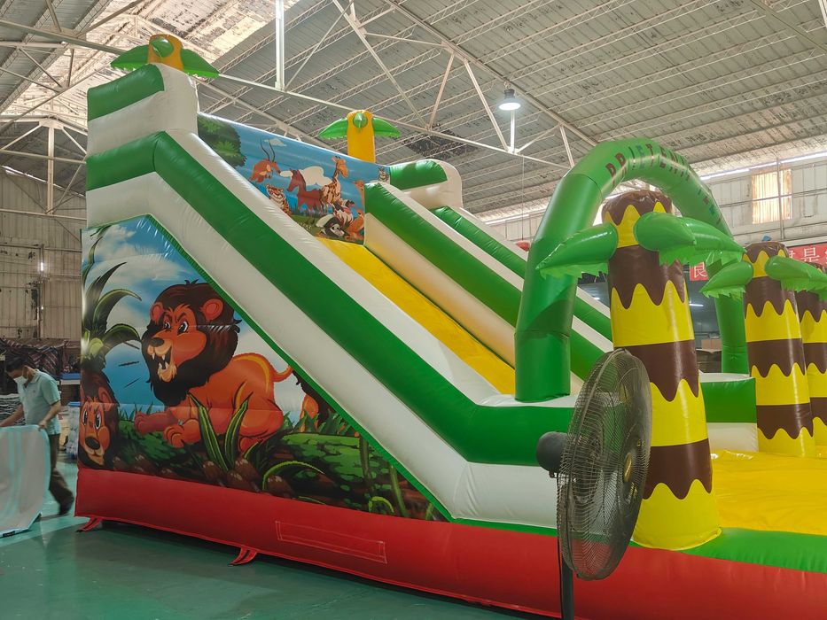 Inchiriem tobogan gonflabil Tema -Jungla, cu dimensiuni de 7mx5mx5m