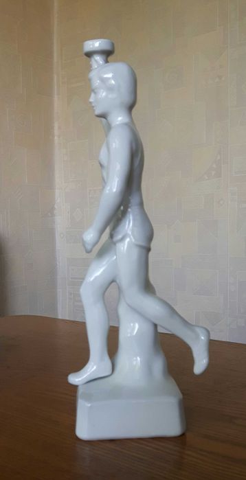 Статуэтка факелоносец