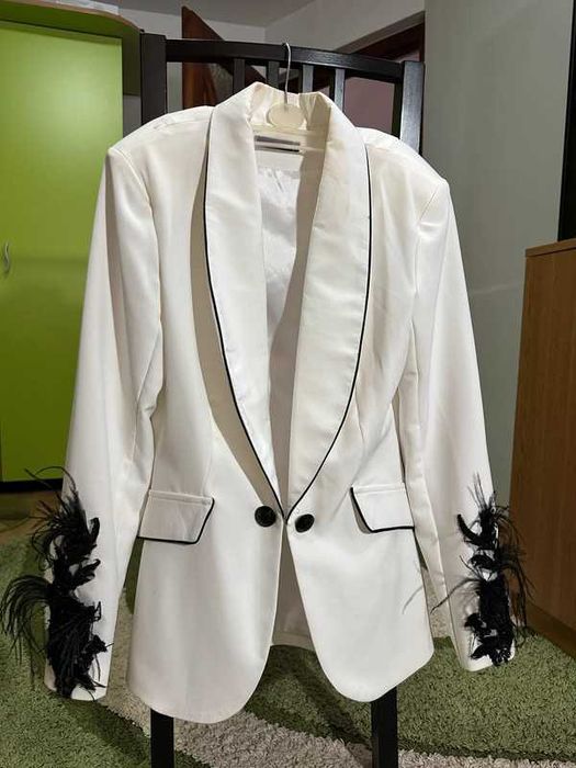 Compleu elegant format din sacoul alb revere negre accesoriat pene BBY