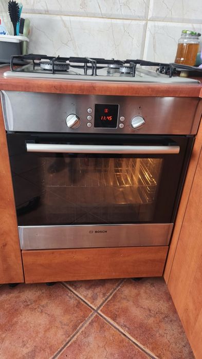 Vând pachet cuptor electric incorporabil Bosch HBN230250E și plita pe