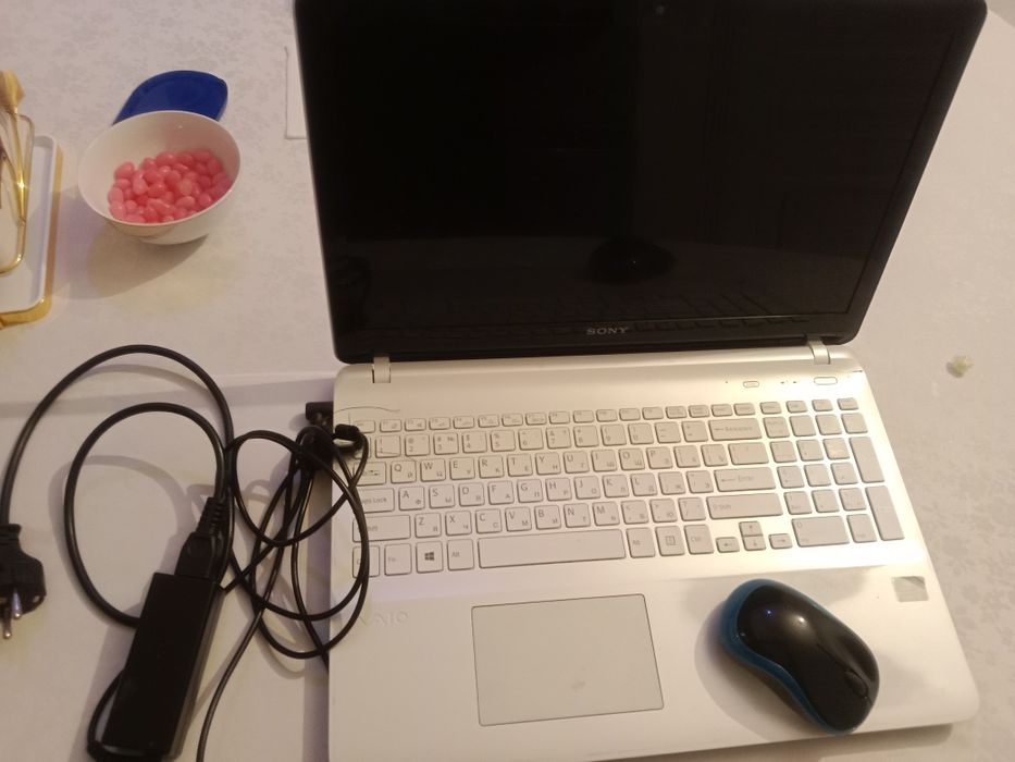 Ноутбук не сломан просто плохо работает и поэтому продоём