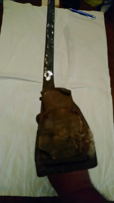 Стара специлна брадва за ръчна изработка на греди.