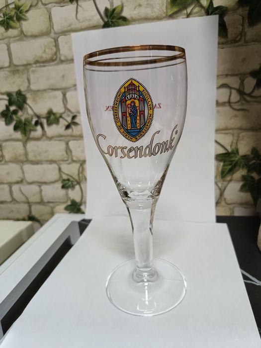 Vând pahare         .
