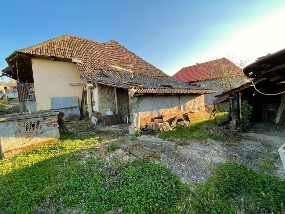Casă cu 3 camere, teren 1000mp