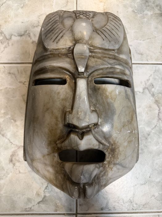 Декоративна масивна маска