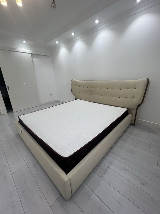 Продам кровать с матрасом