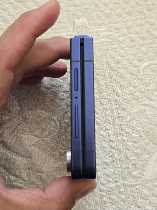 Samsung Z flip 7 blue 256гб 100%