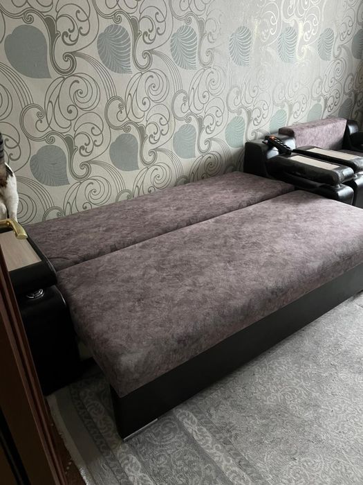 Диван с креслом.