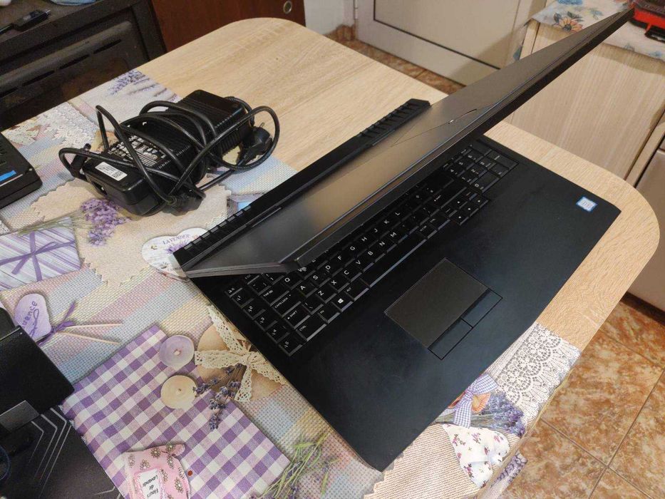 Геймърски лаптоп DELL Alienware 17 r5