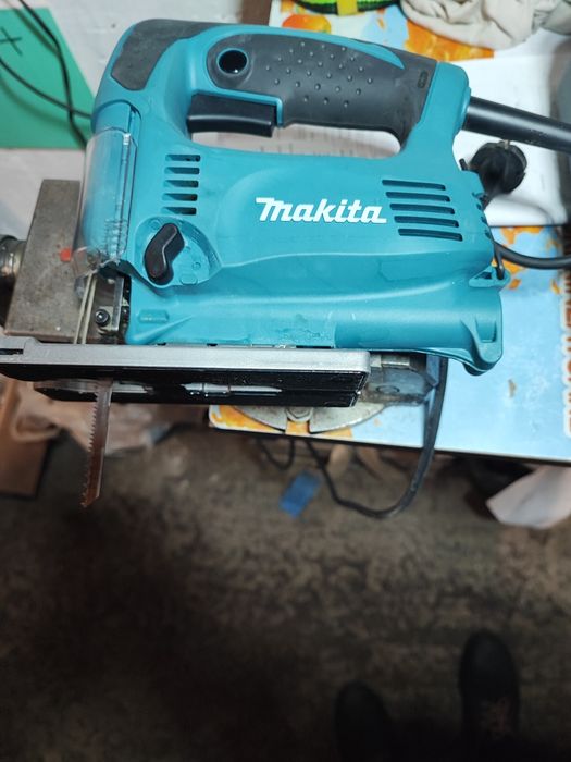 Fierăstrău pendular Makita DJV 182si 4329