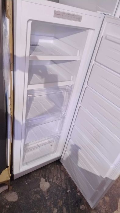 Чисто нов Вертикален Фризер Bomann 143 см 166 л Total No Frost