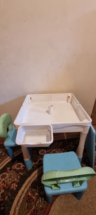 Пласмасовый столик со стульями