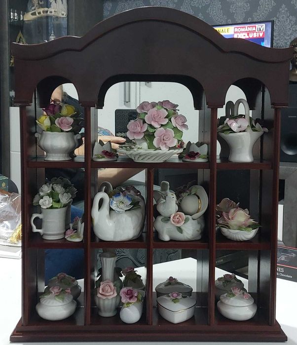 Dulapior vintage cu portelanuri in miniatura