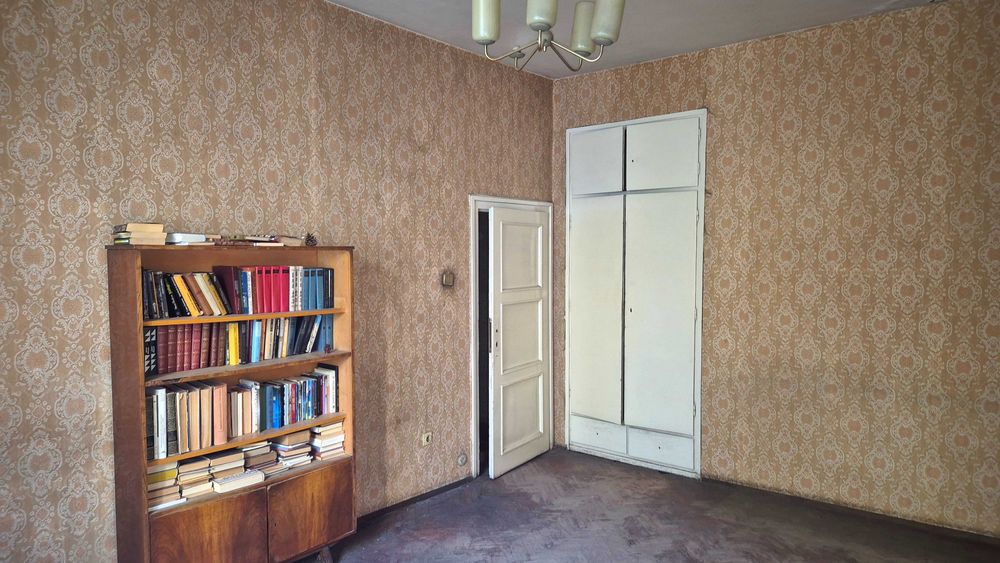 Продава се Тристаен апартамент в София, Център - 74 кв.м за 3379 €/кв.м - Снимка #1