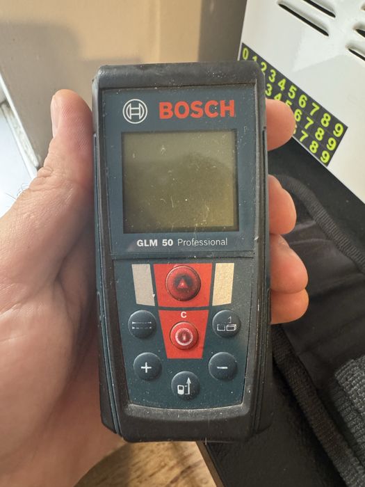 Vând telemetru laser Bosch GLM 50 Professional, ideal pentru măsurători rapide și precise în construcții, amenajări sau uz casnic.