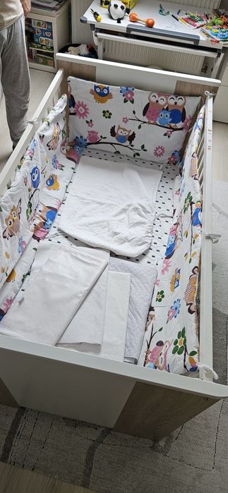 Patut din lemn pentru bebelusi, cu saltea, protecții si lenjerie 140x7