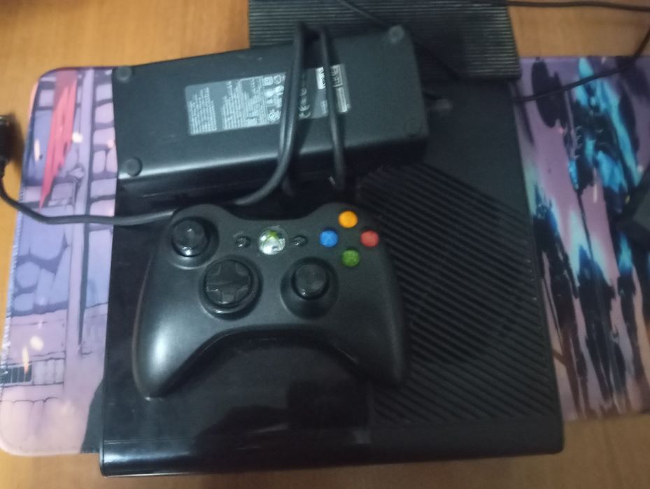 продаю срочно Xbox 360 e в полном комплекте