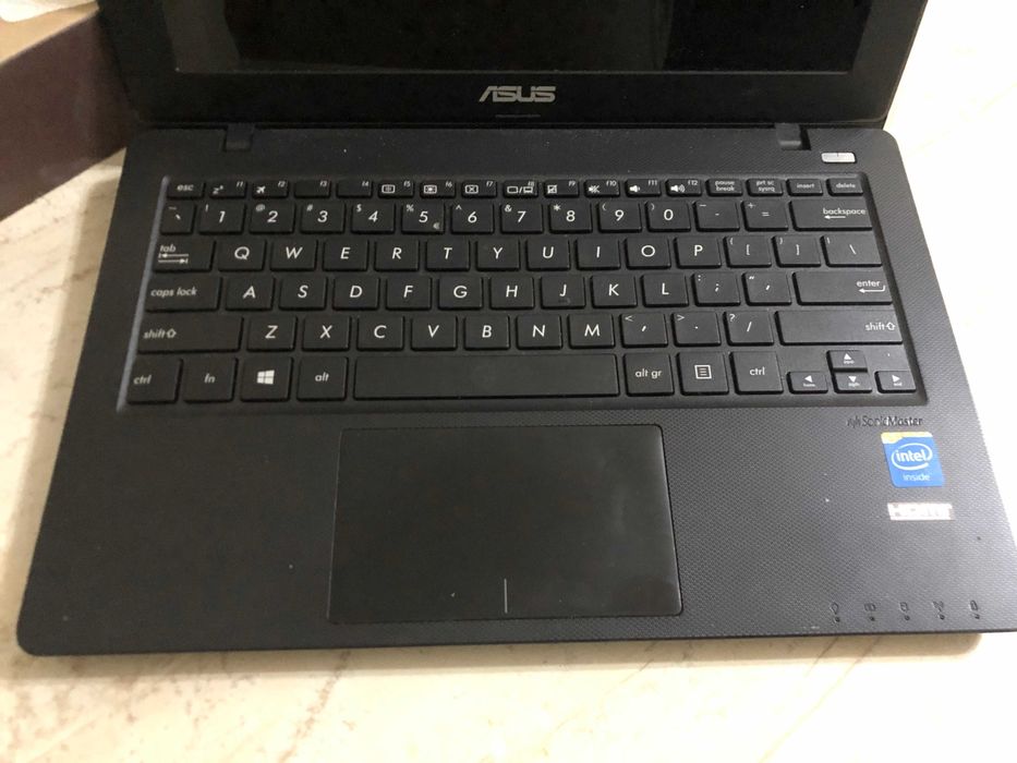 Laptop ASUS X200MA 11.6 inchi cu windows 8 in cutie
