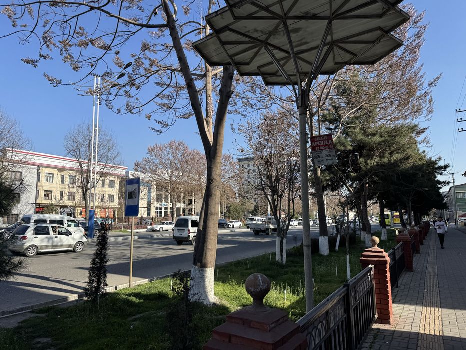 Bino 2-qavati ijaraga beriladi.