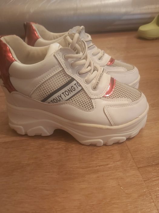 Кроссовки - 1000 тг.