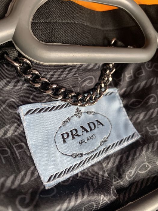 Сако Prada.