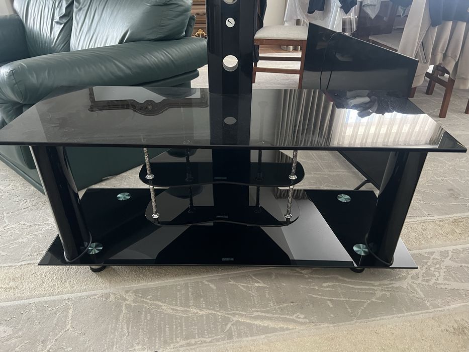 Шкаф для одежды , стулья и подставка под телевизор