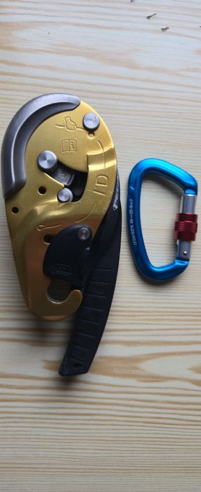Blocator coborâre Petzl ID – stare foarte bună + carabinier BONUS