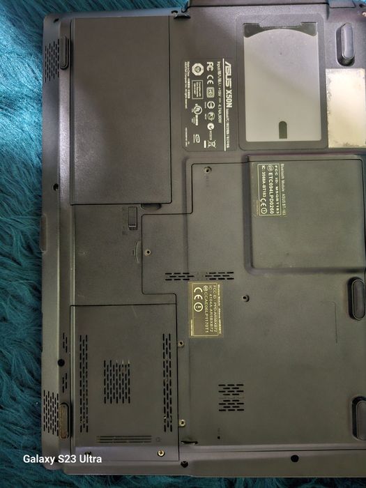 Продавам два лаптопа Asus и един DELL