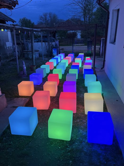 Cuburi luminoase LED RGBW pentru evenimente.