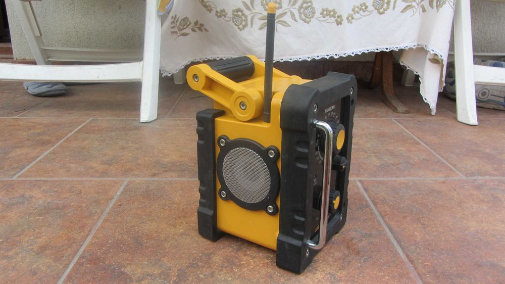 Radio santier Sangean FM AM stereo la priza si pe baterii foarte bun rezistent