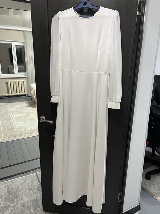 Продам белое базовое длинное платье