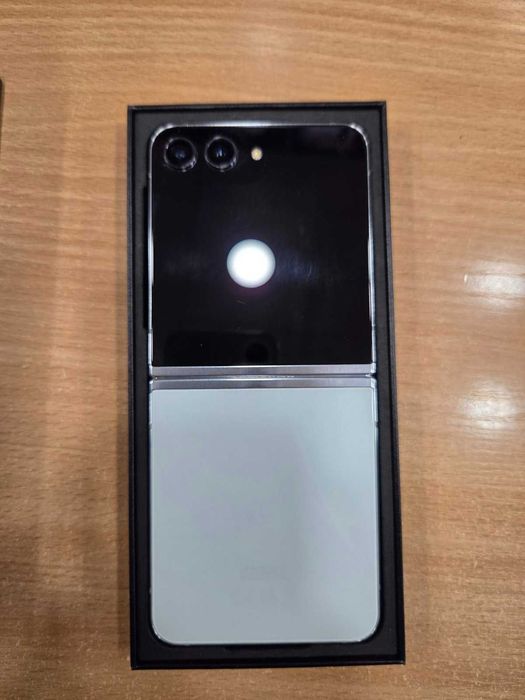 Galaxy Z Flip5  и  Galaxy Watch 4  - комплект ,  неразличими от нови