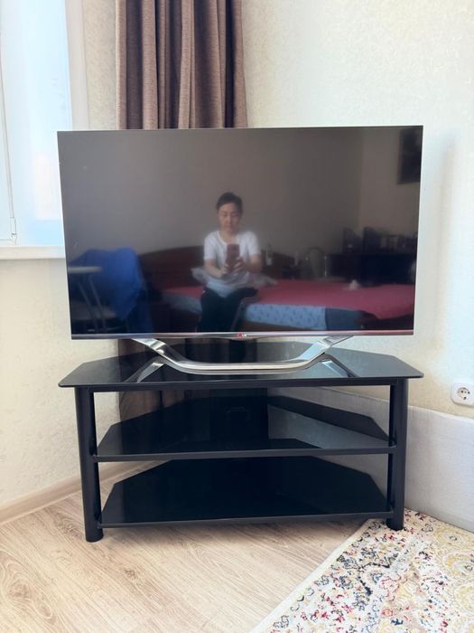 Телевизор LG и тумбочка