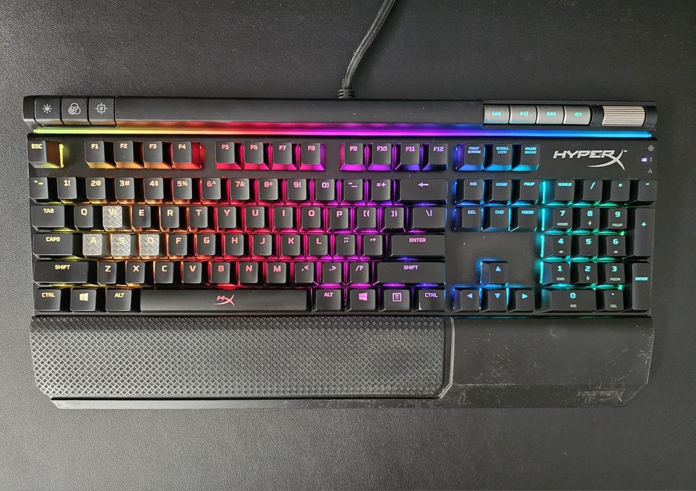 Механична геймърска клавиатура HyperX Alloy Elite RGB.