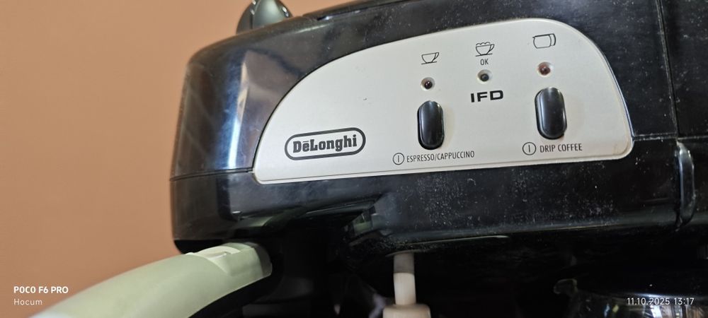 Кофеварка гейзерная , электрическая Delonghi .
