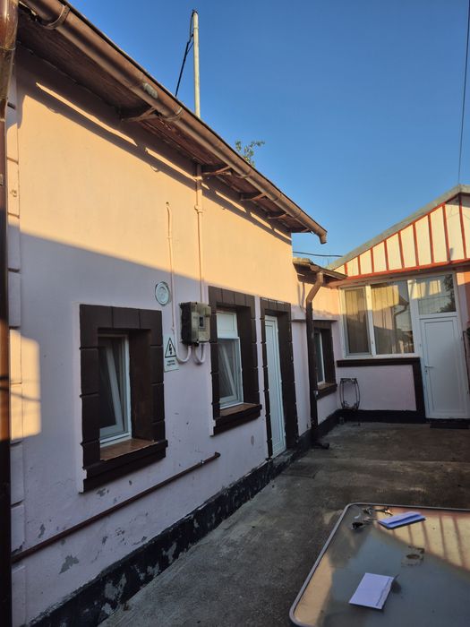 Vand casa la curte Laminorului