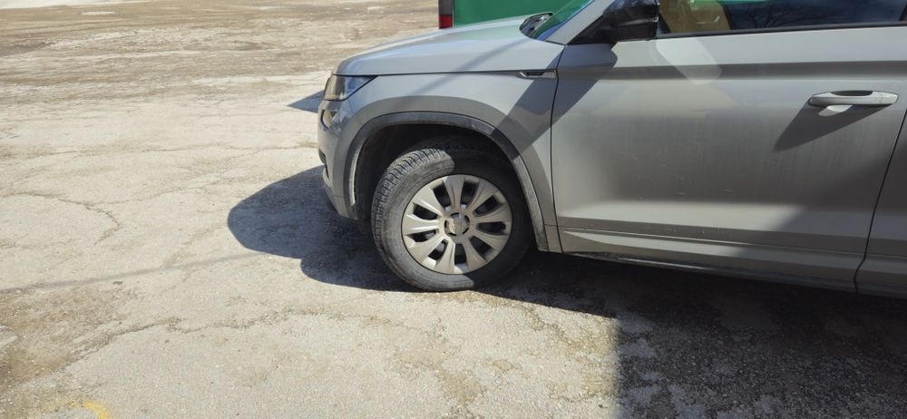 Гуми Brigestone - 215/65/17, с джанти и тазове за Шкода комлект 4 бр.