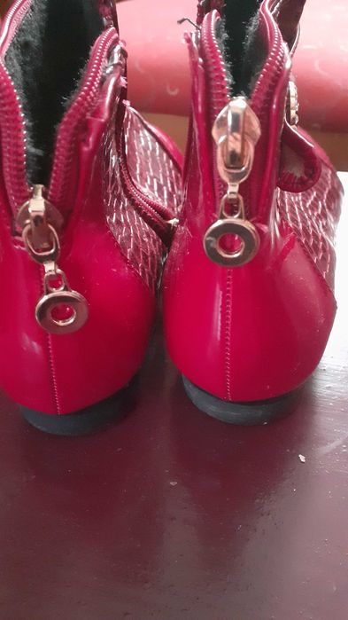 Botine rosii de lac cu blanita in interior